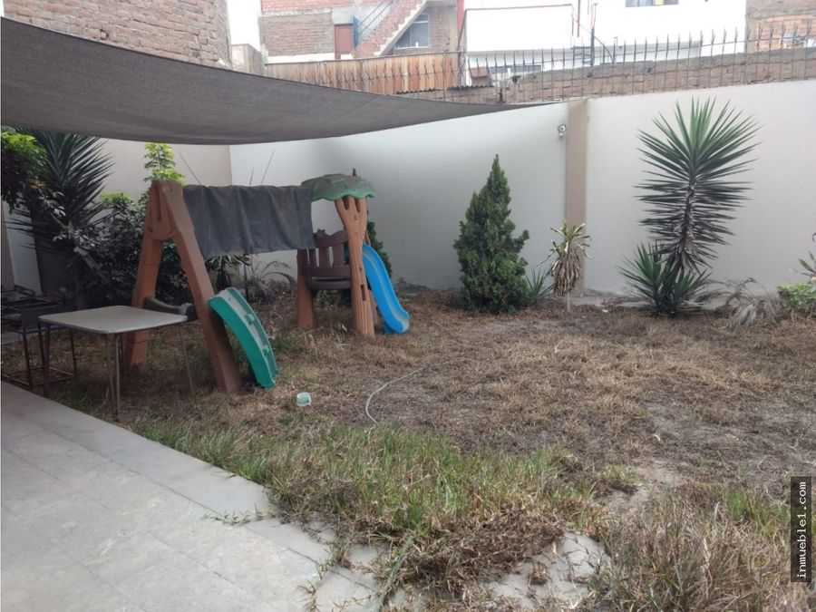 VENTA DE CASA FRENTE A PARQUE URB. TRINIDAD LIMA