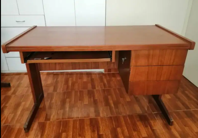 ESCRITORIO Y DOS CREDENZAS DE MADERA PARA OFICINA