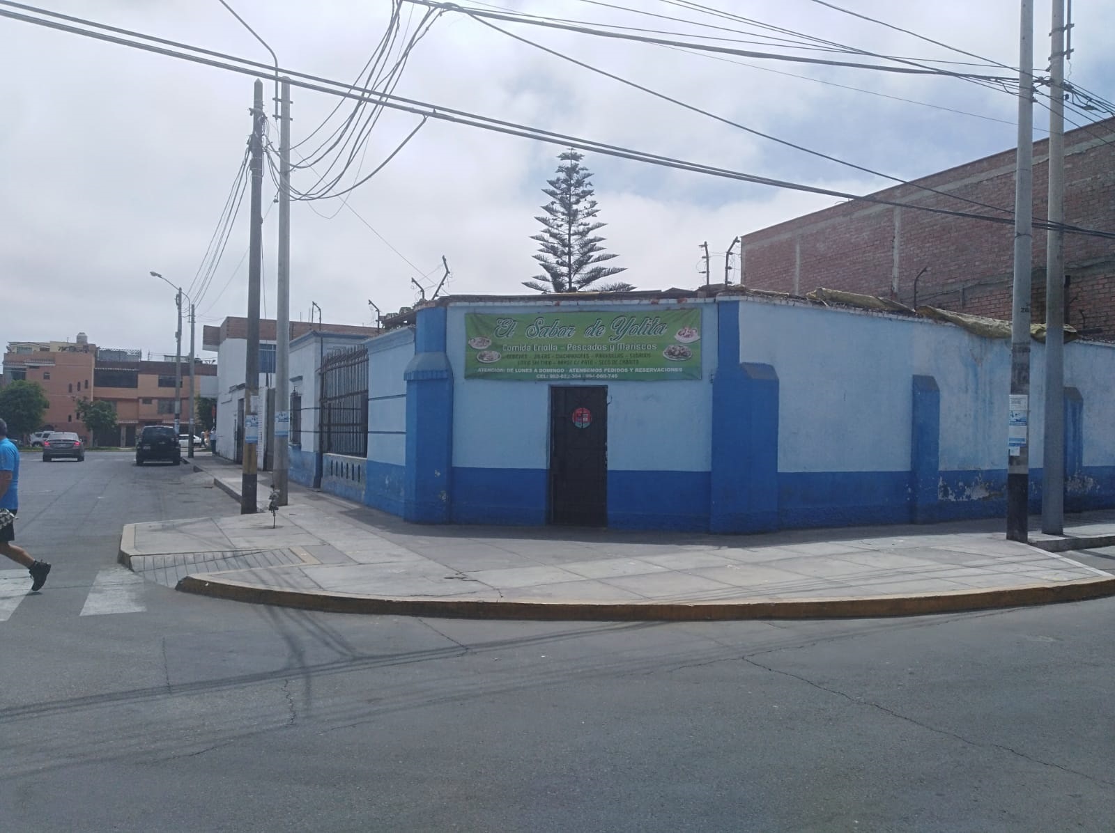 VENTA DE 2 CASAS COMO TERRENO EN ESQUINA , BELLAVISTA